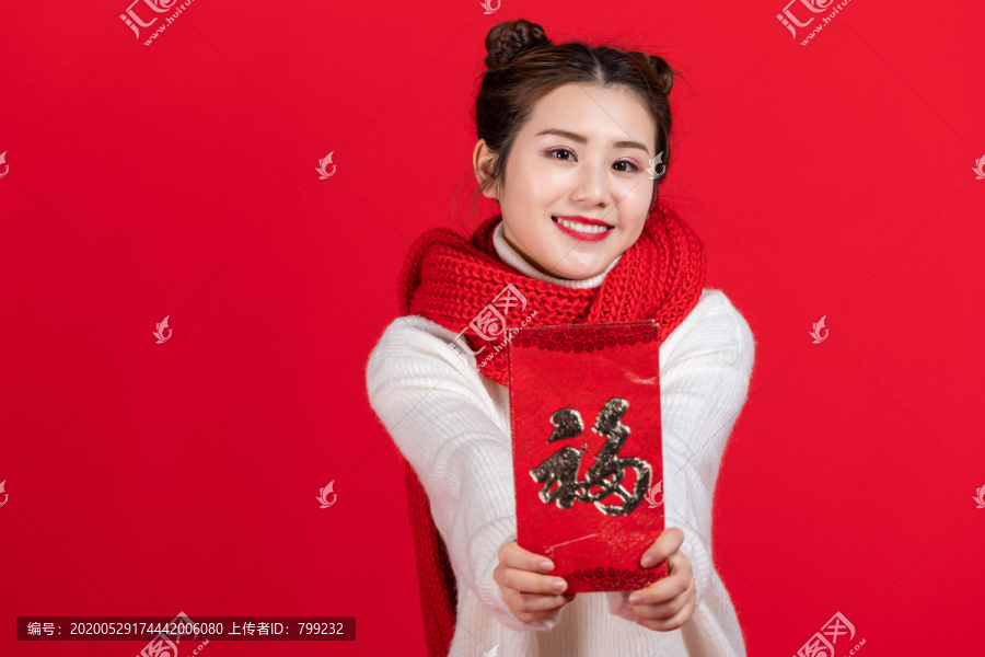 年轻快乐女子庆祝新年