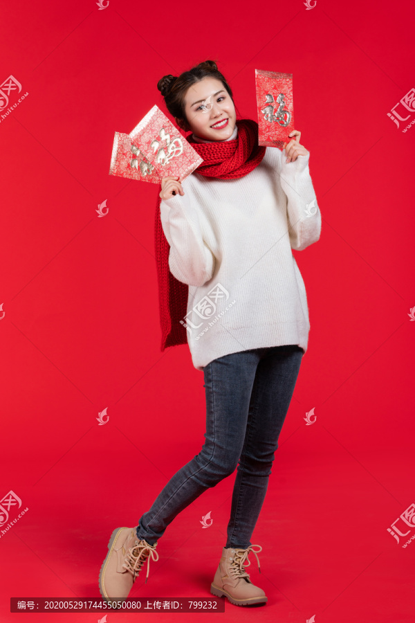 年轻快乐女子庆祝新年