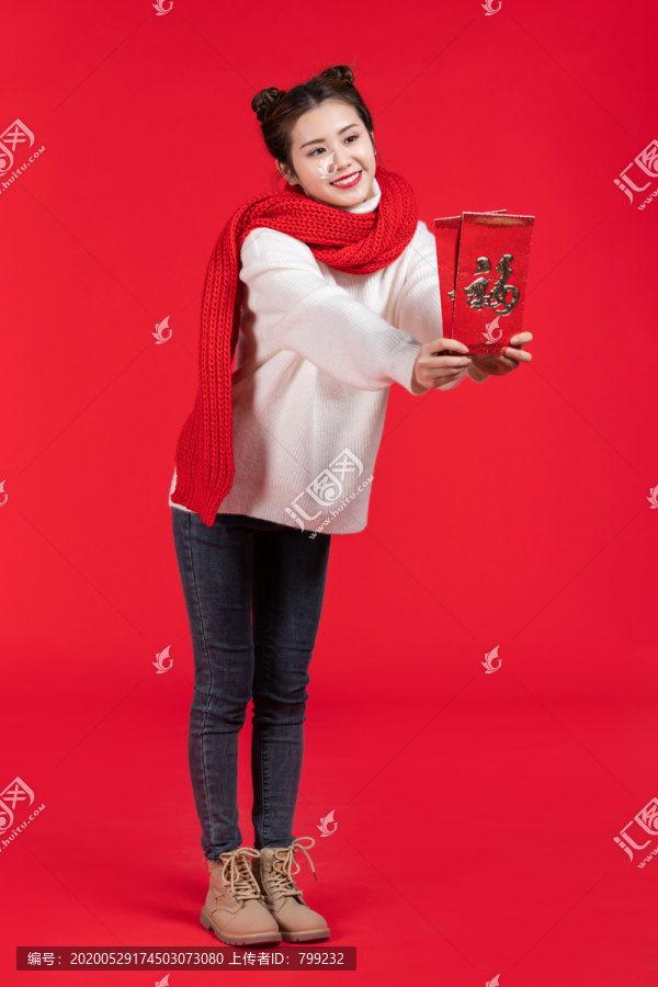 年轻快乐女子庆祝新年