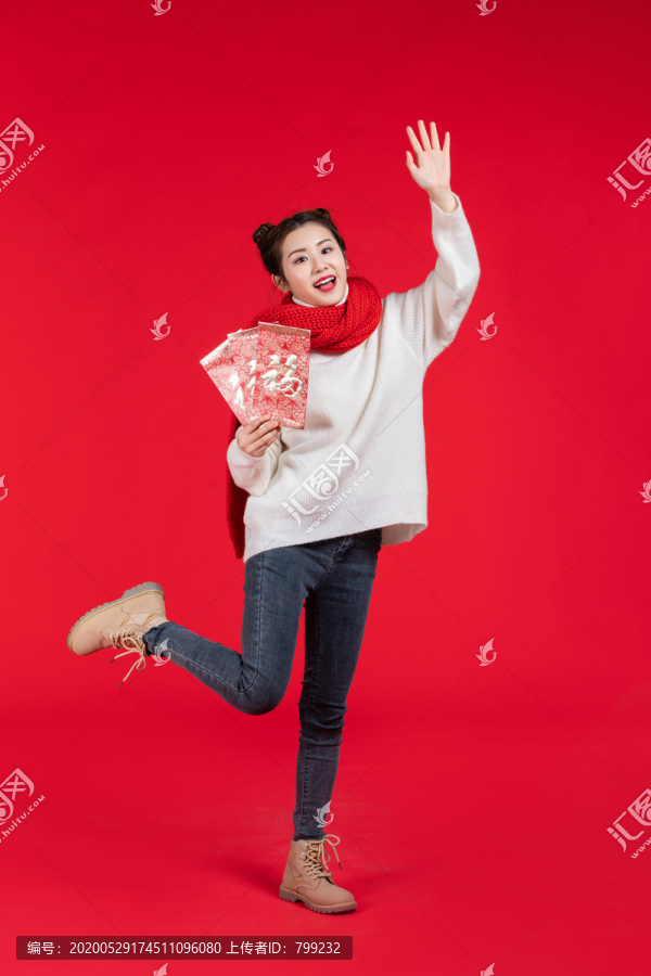 年轻快乐女子庆祝新年