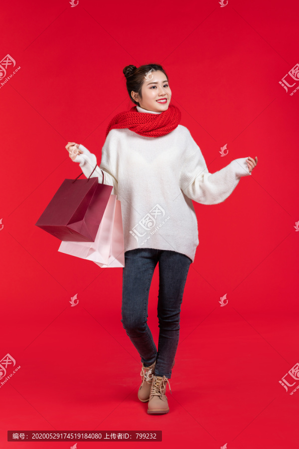 快乐的年轻女士购物