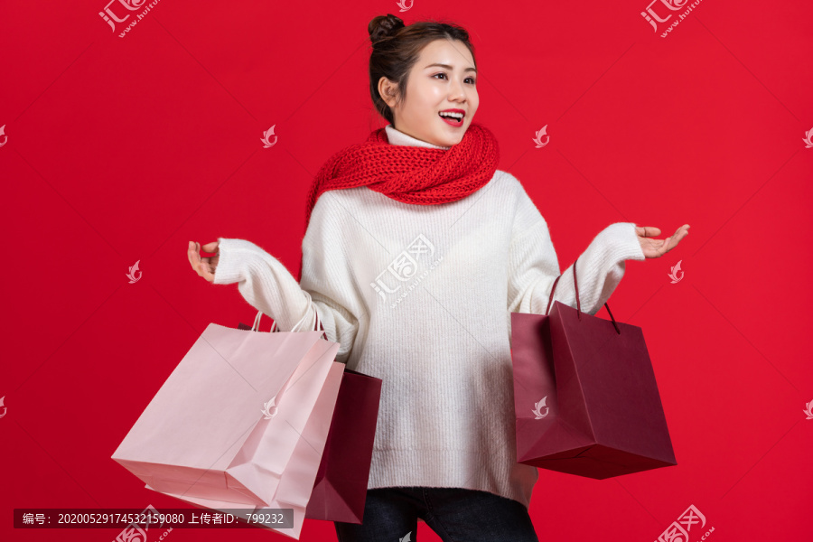 快乐的年轻女士购物