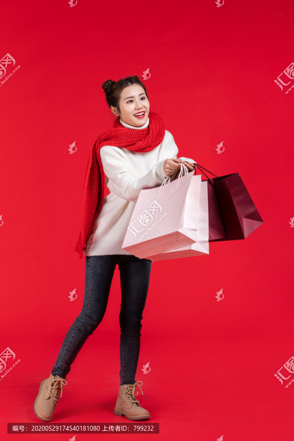 快乐的年轻女士购物