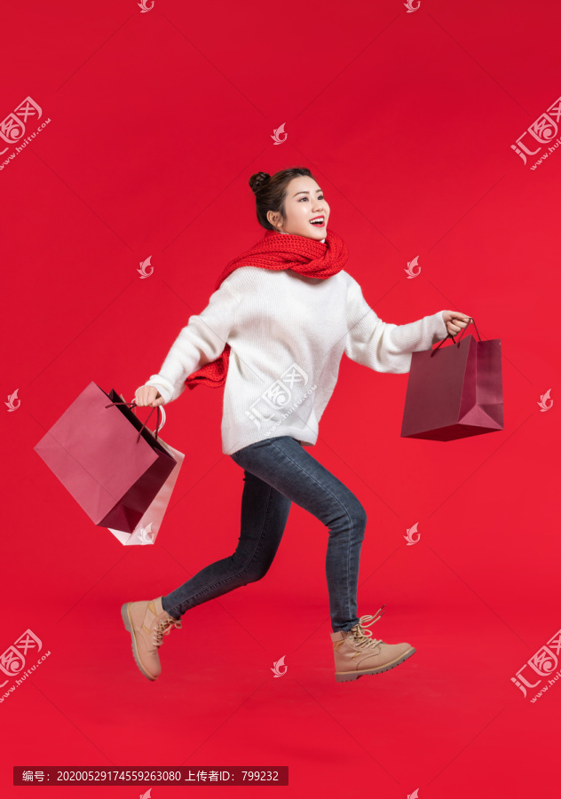 快乐的年轻女士购物