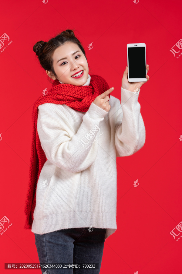 快乐的年轻女士使用手机