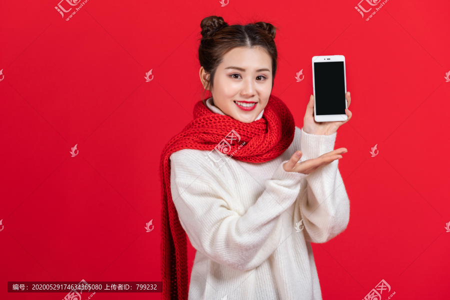 快乐的年轻女士使用手机