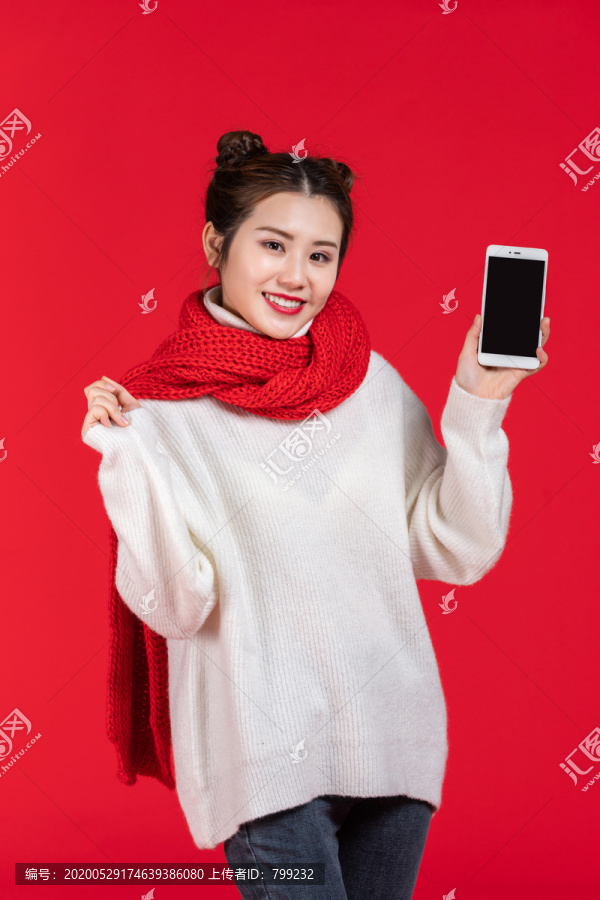 快乐的年轻女士使用手机