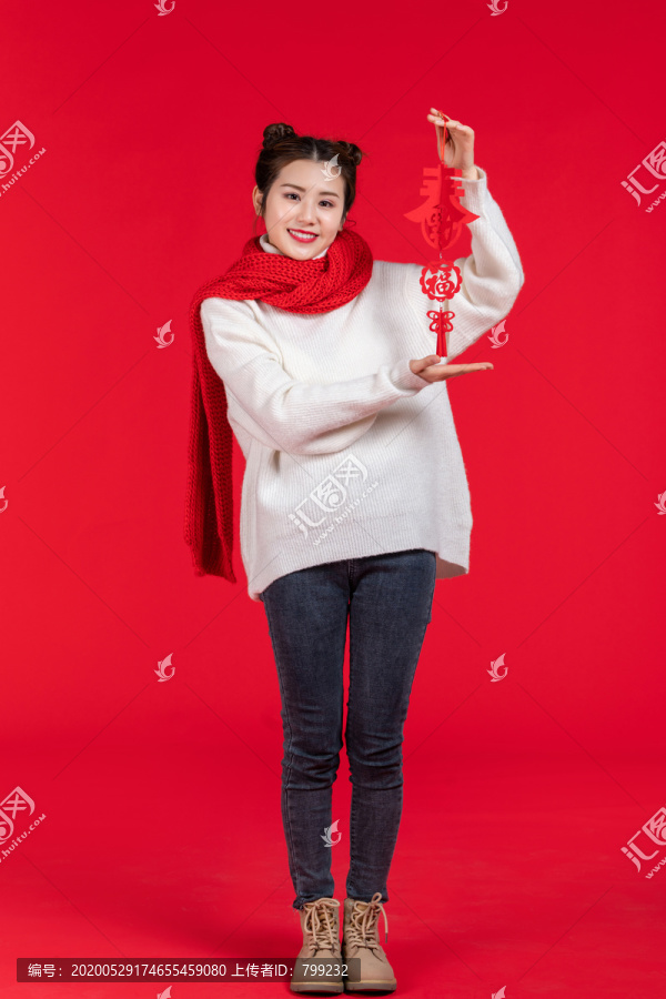 年轻快乐女子庆祝新年