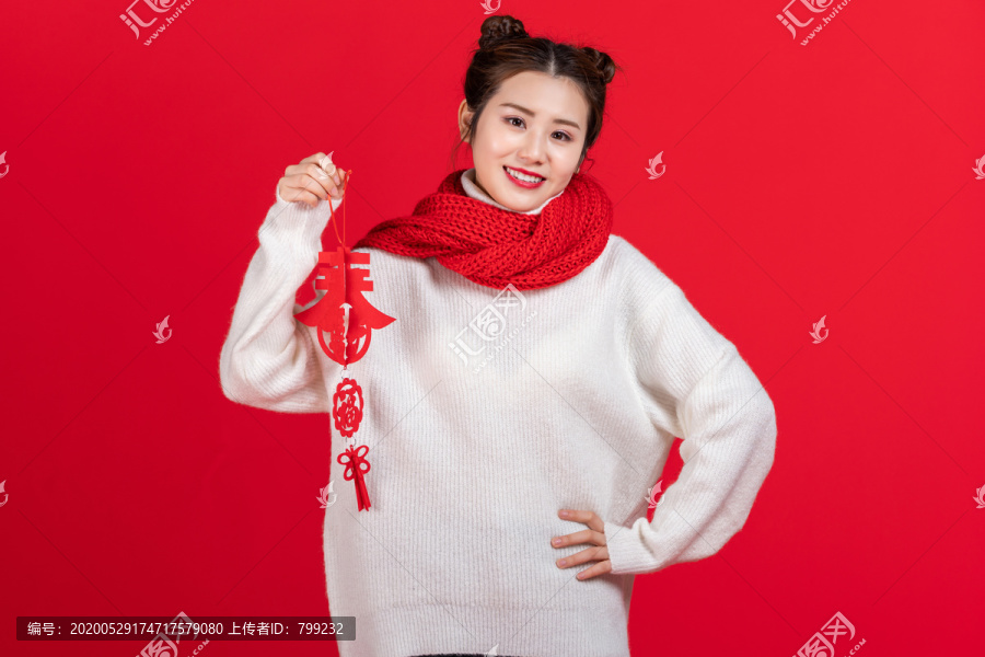 年轻快乐女子庆祝新年