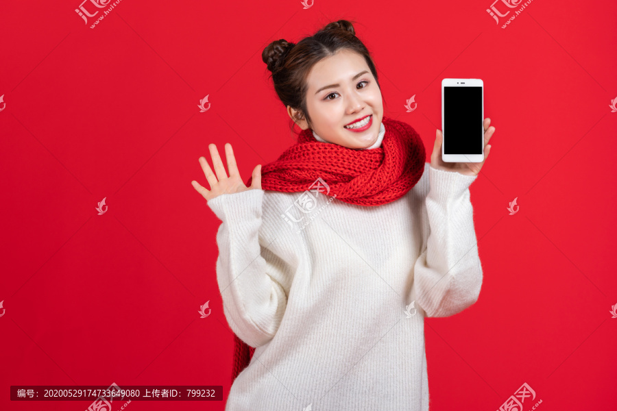 快乐的年轻女士使用手机