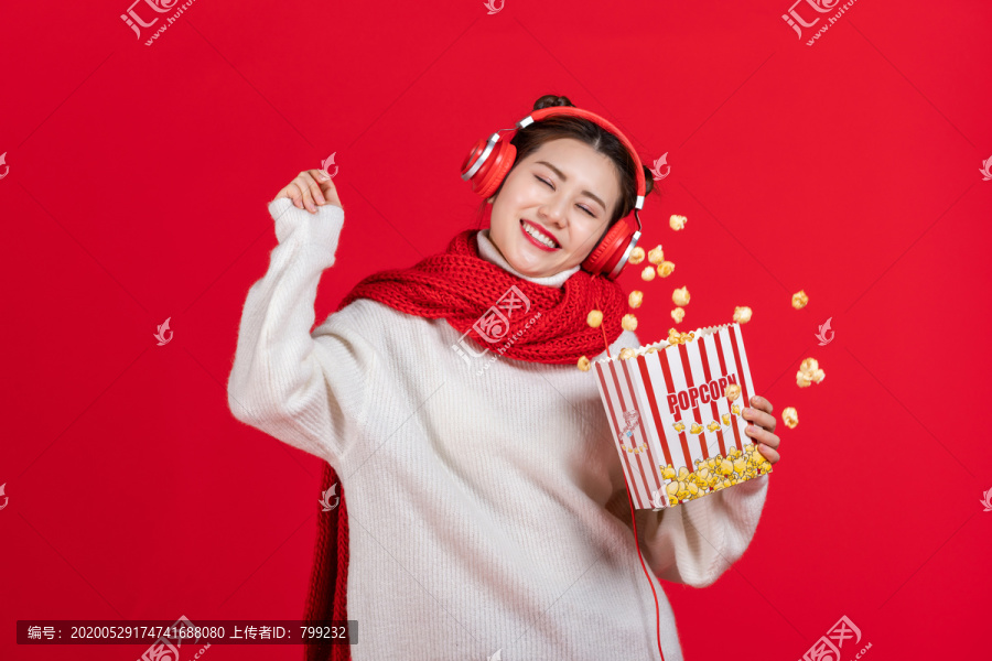 拿着爆米花听音乐的快乐女子