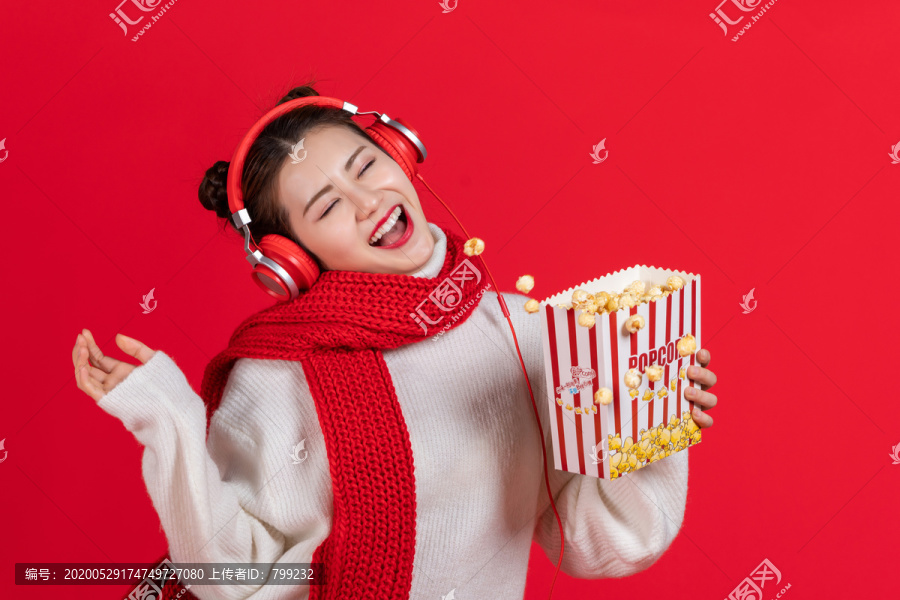 拿着爆米花听音乐的快乐女子