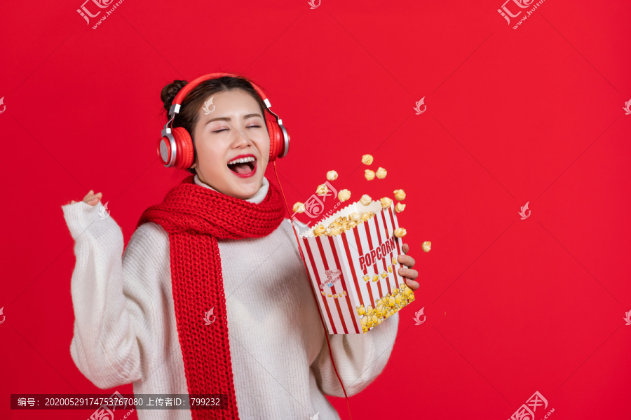 拿着爆米花听音乐的快乐女子