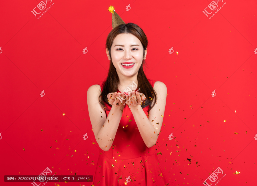 快乐的年轻女子手捧礼花