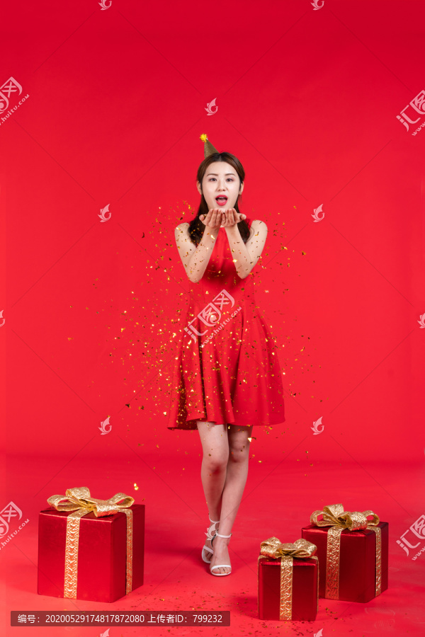 快乐的年轻女子手捧礼花