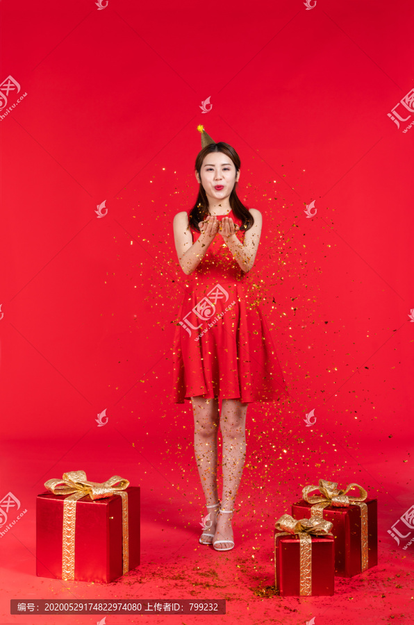 快乐的年轻女子手捧礼花