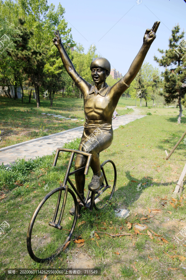 自行车赛运动员雕塑