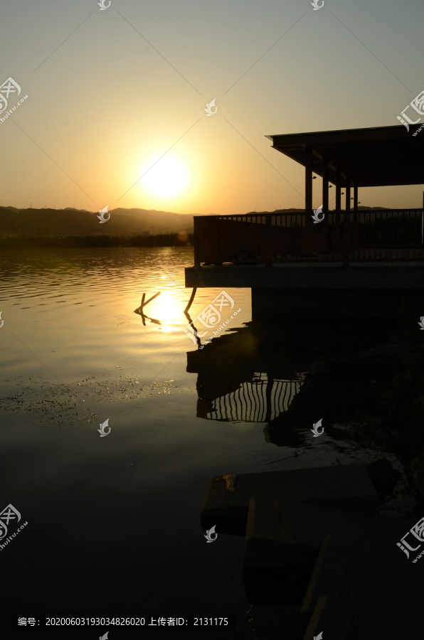夕阳下的晋阳湖