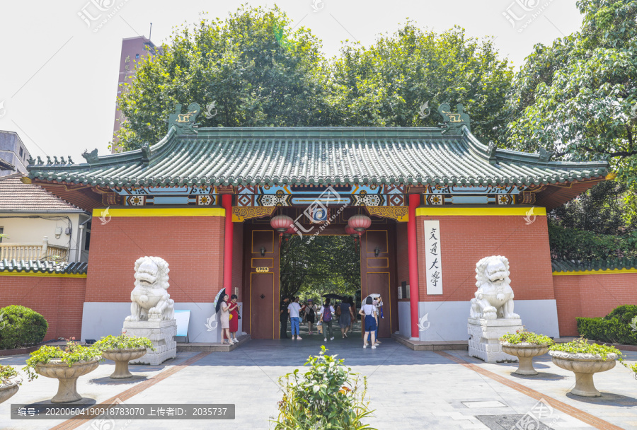 上海交通大学古典风格校门正面