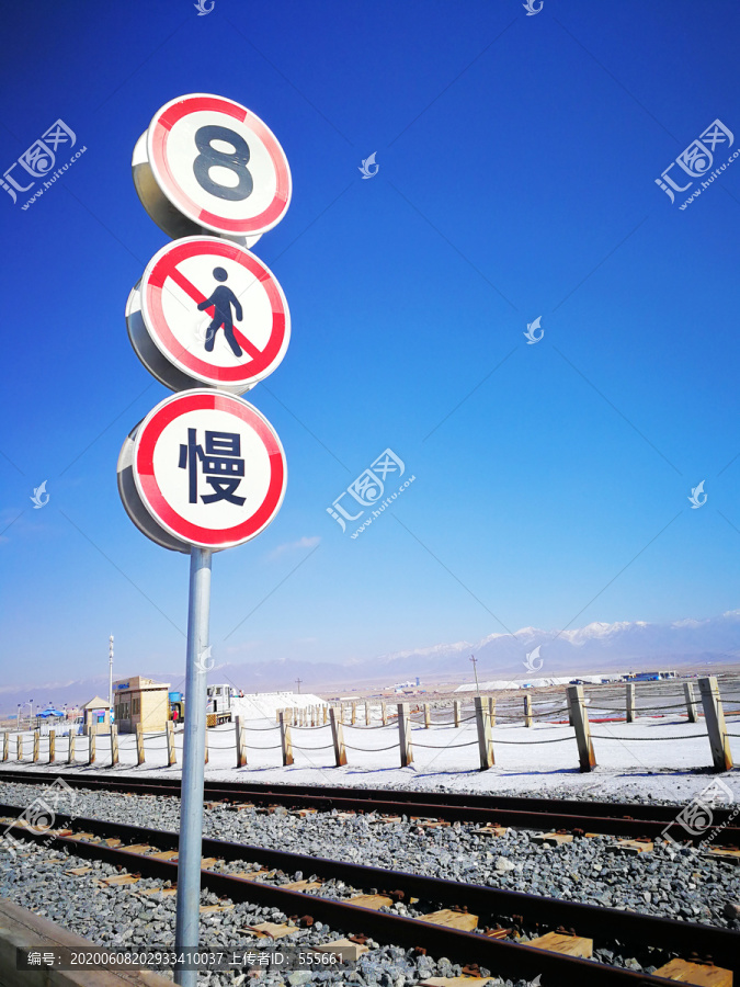 铁轨旁的警示牌