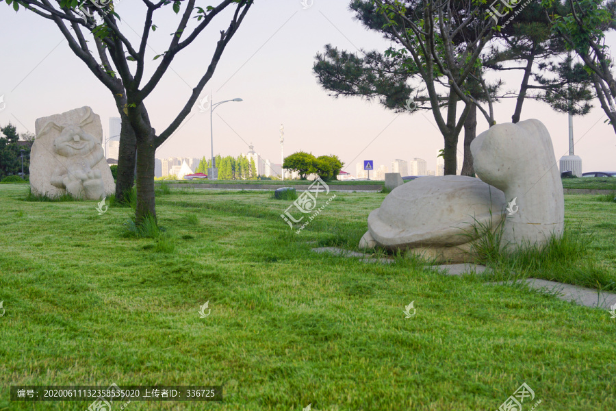 青岛海趣园龟兔赛跑雕塑