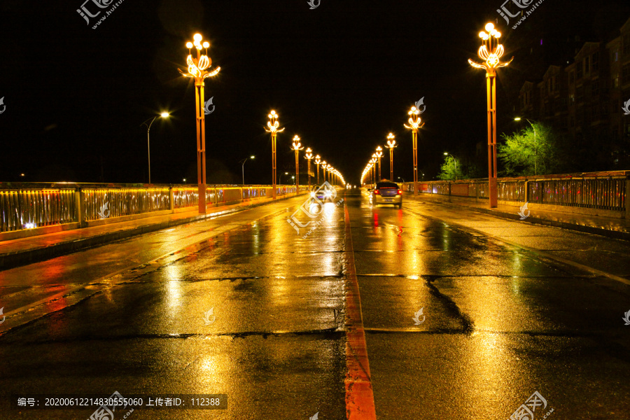 都市雨中夜景漫步璀璨灯光夜色