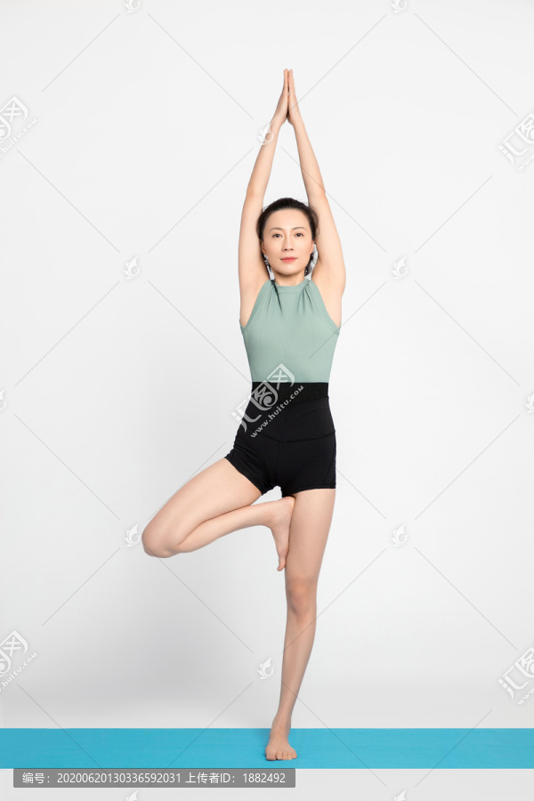 展示柔韧形体的瑜伽女孩