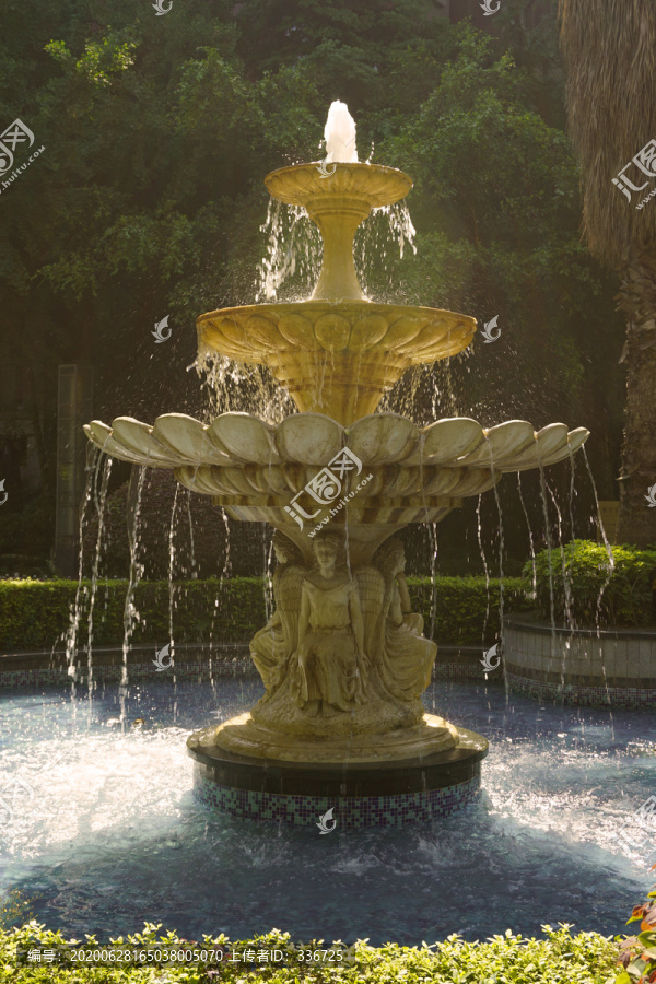 天使雕塑的西式喷泉
