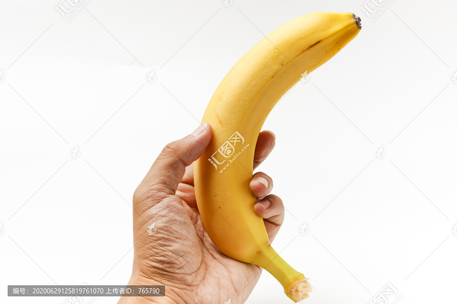 手握一根香蕉