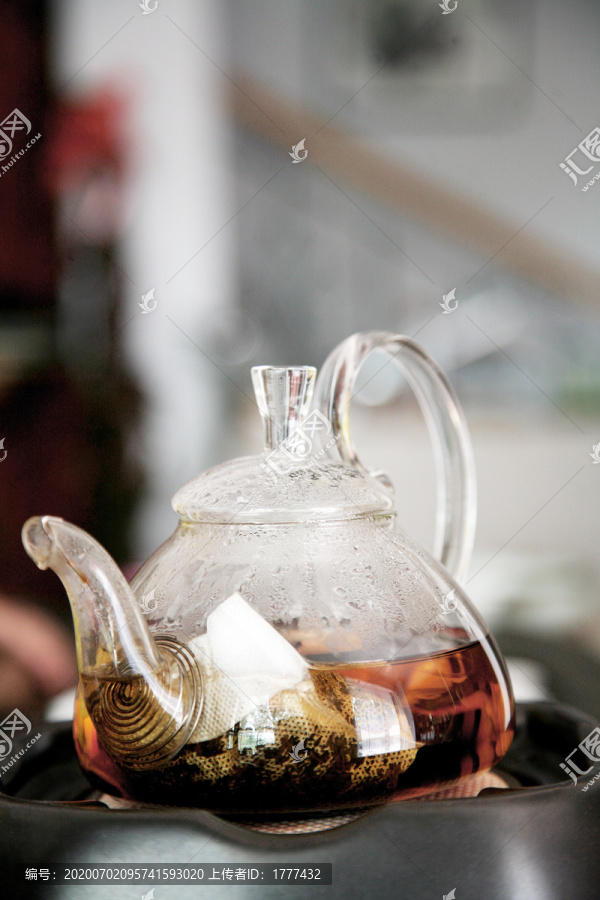 火炉上正在煮茶的玻璃茶壶