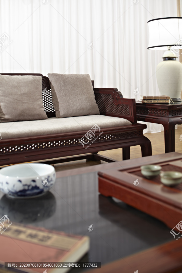 新中式客厅家居空间中的沙发特写