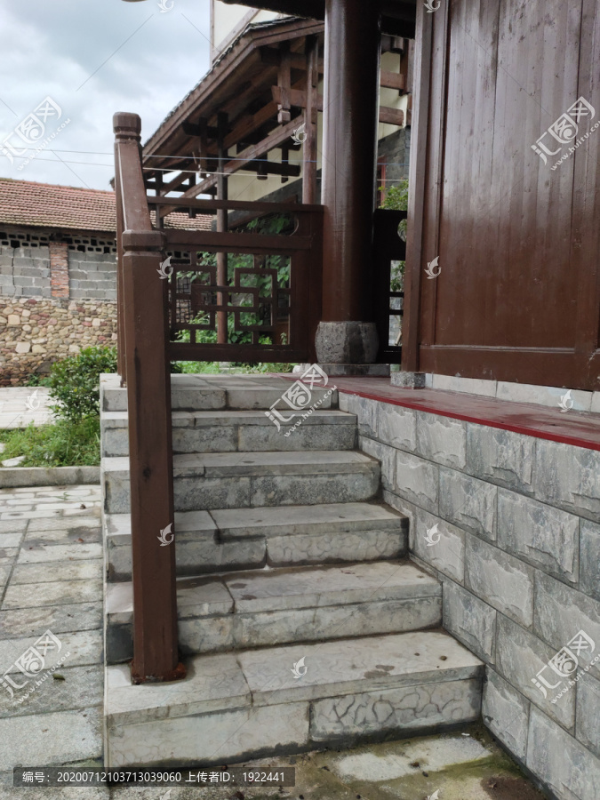 木头栏杆与石头台阶