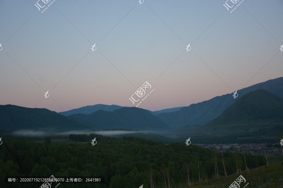 晨曦中的新疆布尔津县禾木远山