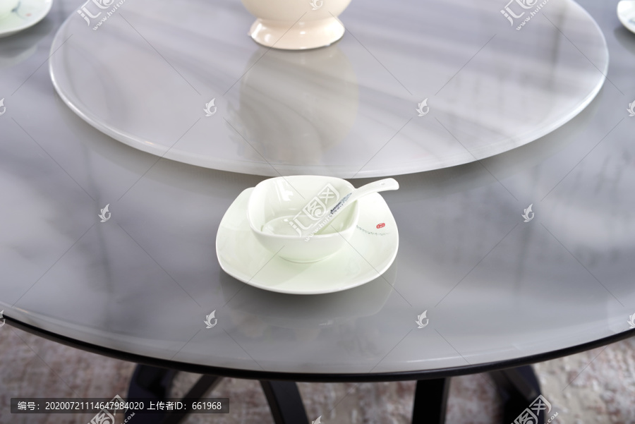 中式玉石面餐桌一角