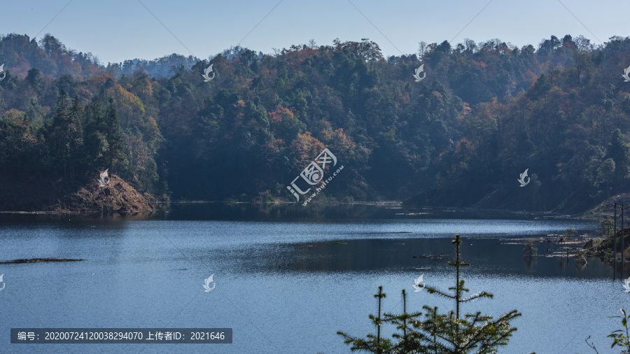 云南水富铜锣坝原始森林秋色与湖