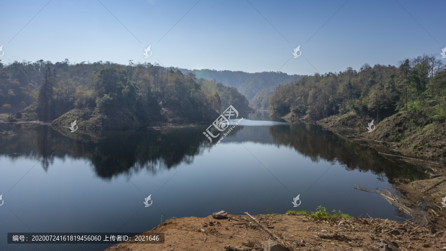 云南水富铜锣坝原始森林初秋与湖