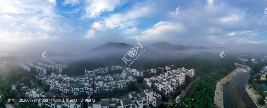 宽幅晨雾漫山村