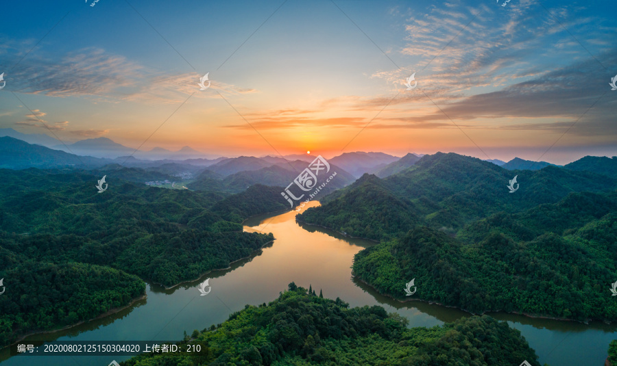 四川都江堰莲花湖日出