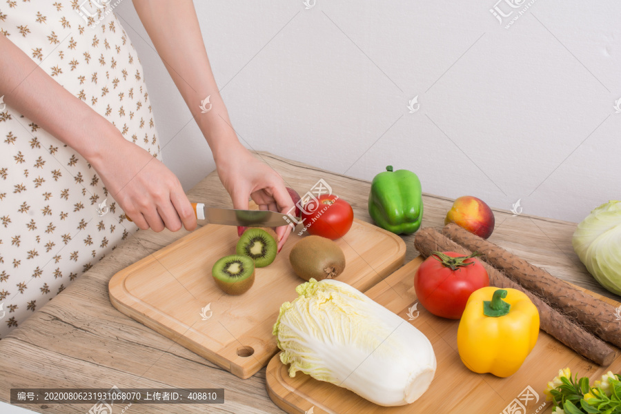 人在桌子上切新鲜蔬菜水果混搭配