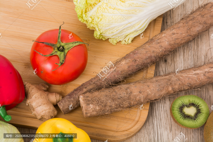 木纹桌子上的新鲜蔬菜水果混搭配