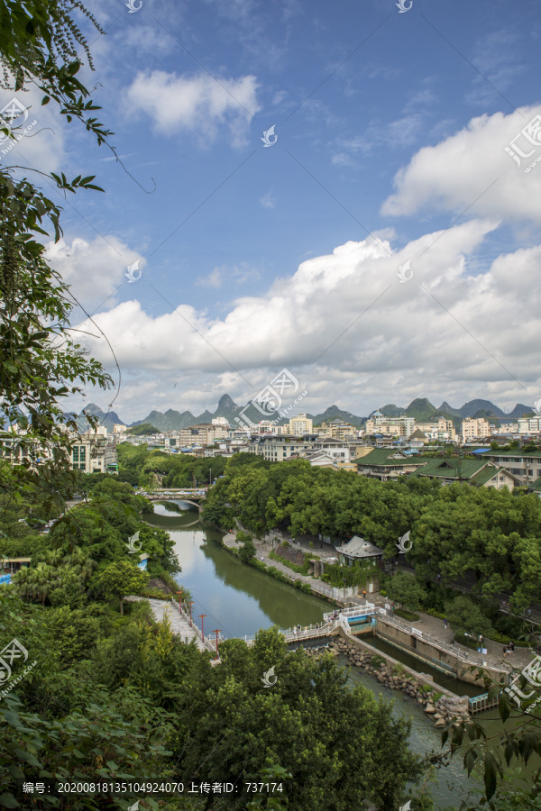 从象鼻山山顶俯瞰桂林市风光