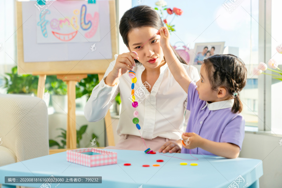 年轻女老师给小朋友上手工课