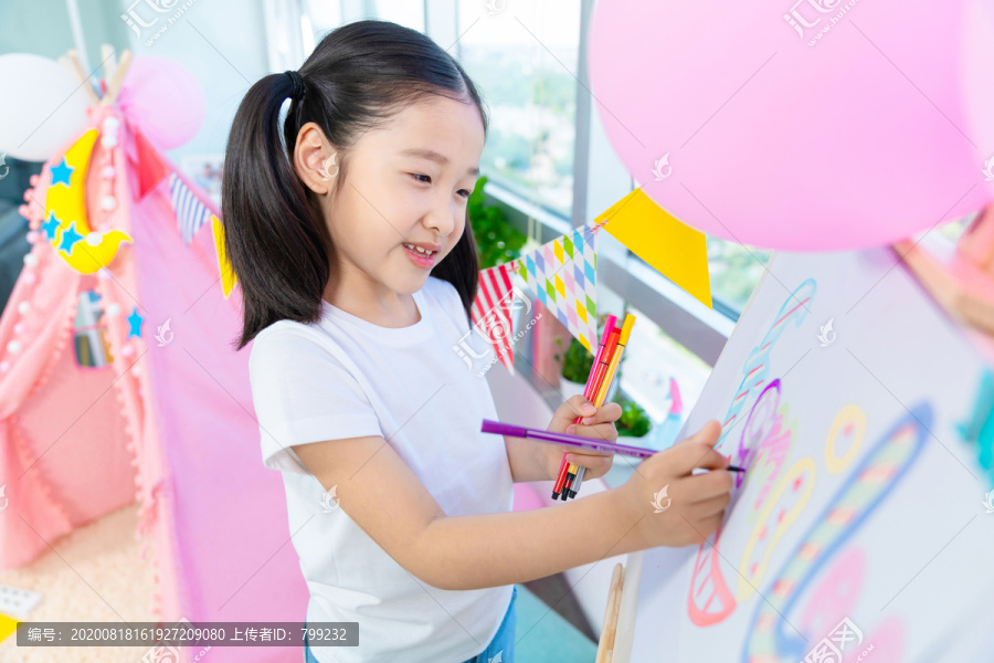 小女孩在家画画
