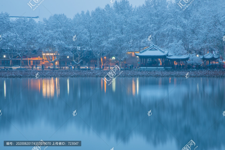 西湖晨雪