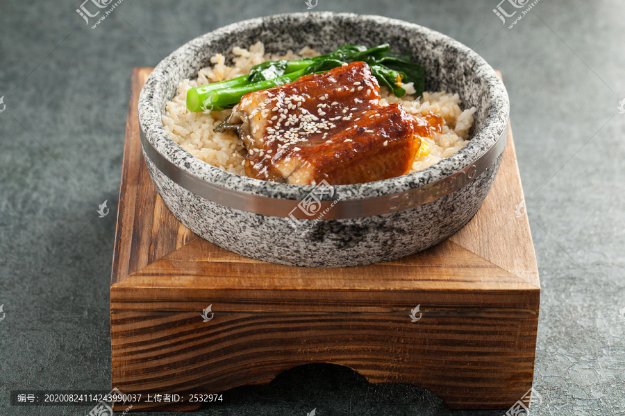蒲烧鳗鱼石锅饭