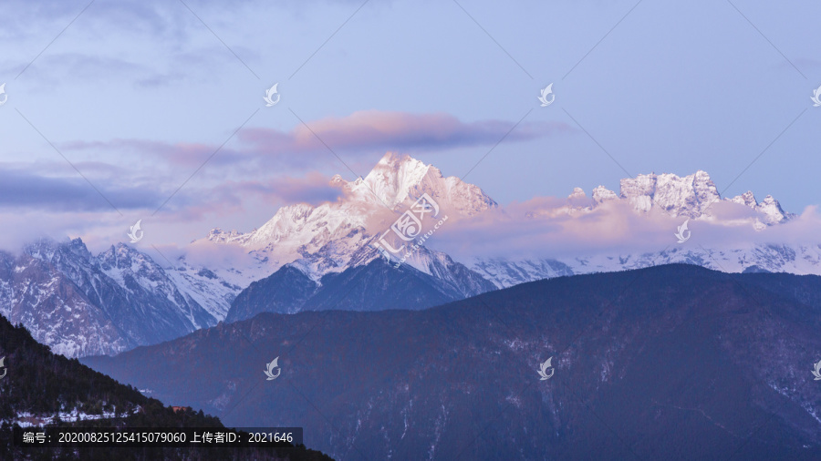 云南德钦清晨的梅里雪山自然风光