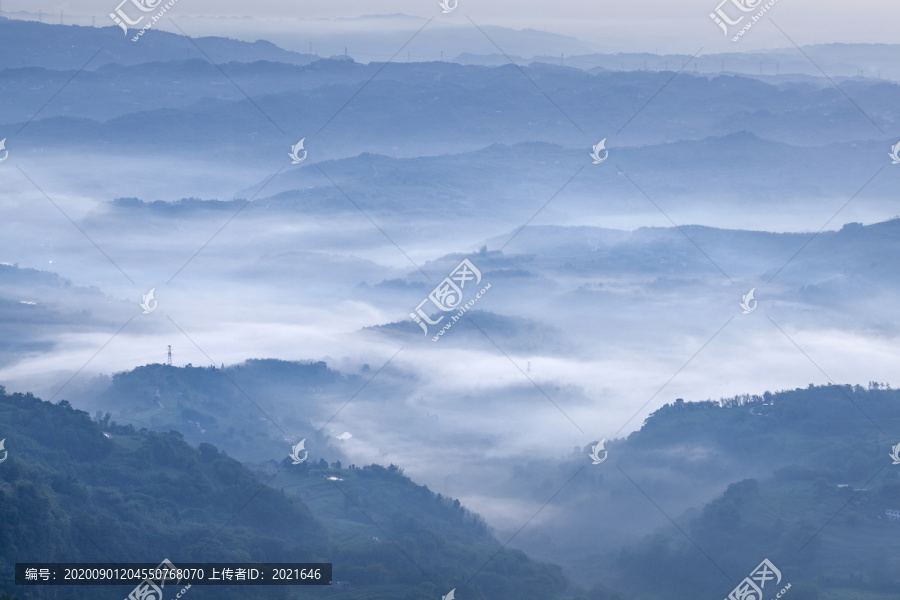 高山丘壑晨雾缭绕自然风光