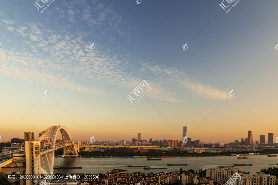 上海卢浦大桥夕阳透光高积云风光