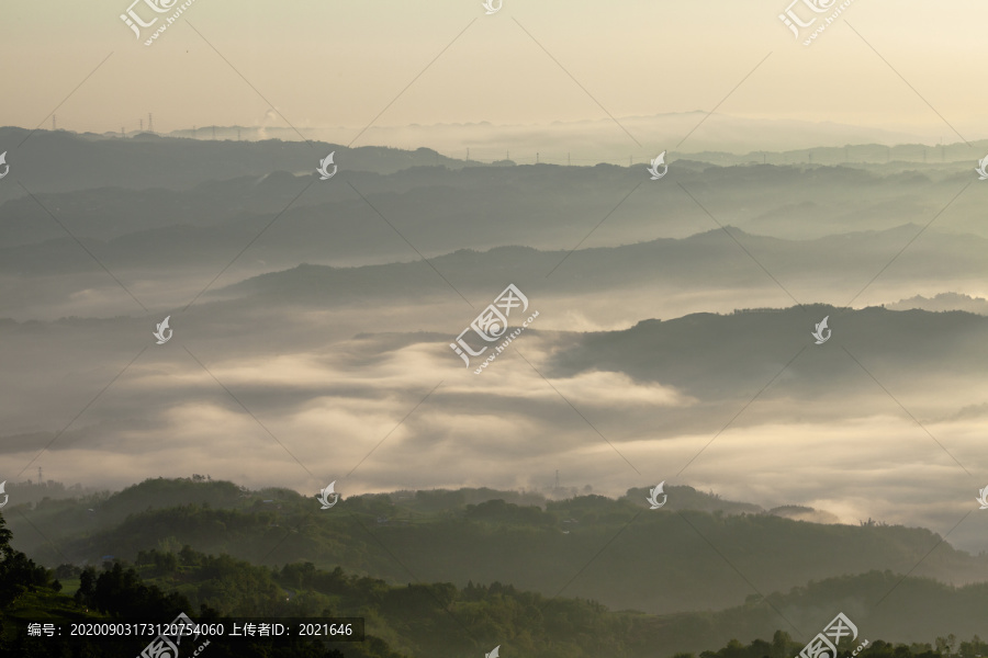 晨雾缭绕的高山丘壑与山脉