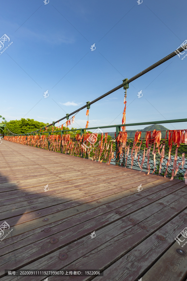 九龙峰林小镇景区风景的木桥